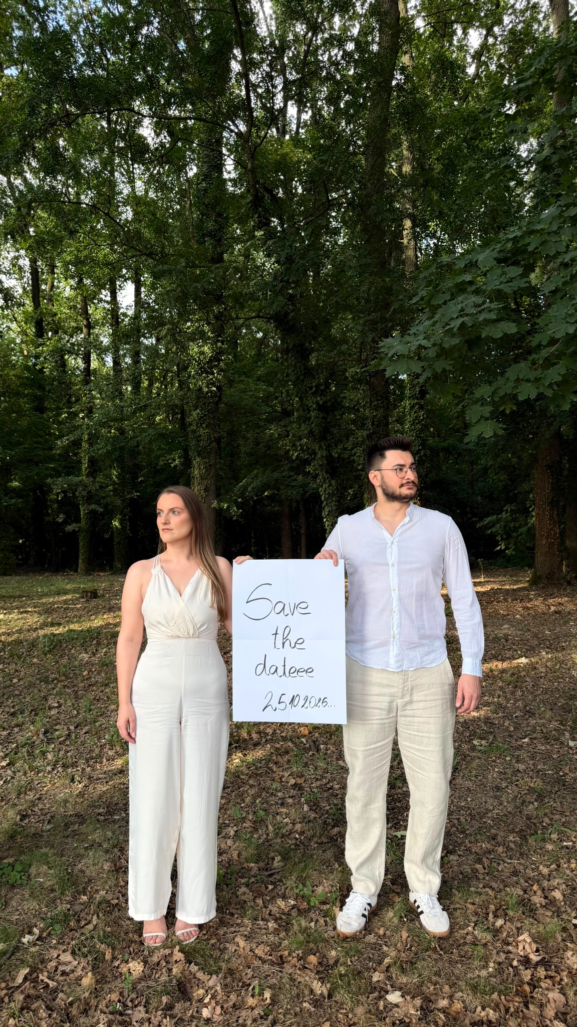 Paula și Denis cu panoul Save the date