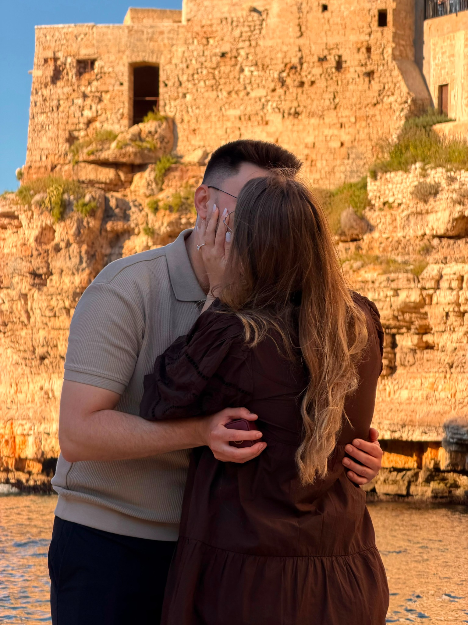 Paula și Denis într-un moment tandru la apus